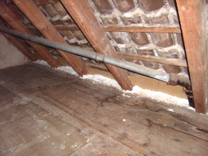 Ungedämmte Dachschrägen schnell und preiswert dämmen.