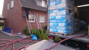 Knauf Supafil als Sackware auf dem Einblasdämm LKW