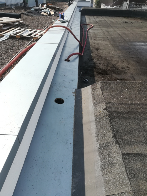 Isolieren der Gebäudetrennfuge mit einem mineralischen Einblasdämmstoff A1