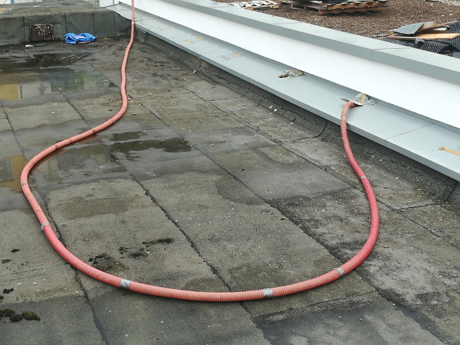 Kostengünstiges isolieren der Gebäudetrennfuge dank Einblasdämmung