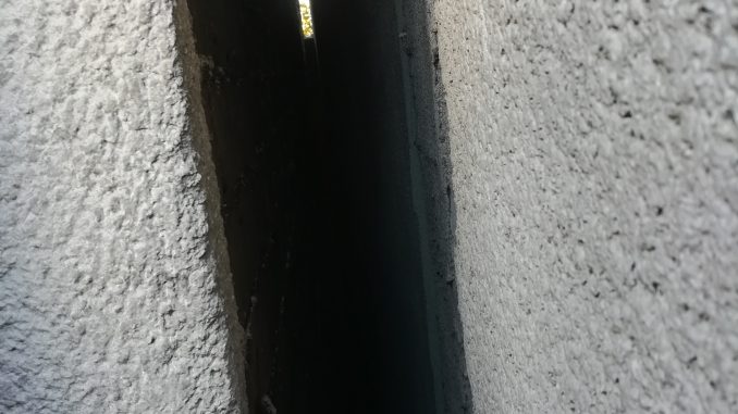 Gebäudetrennfuge wird mit einer Einblasdämmung isoliert