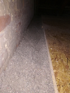 Zellulose mit Hinterlüftung unter aufgeständerter Geschossdecke eingeblasen