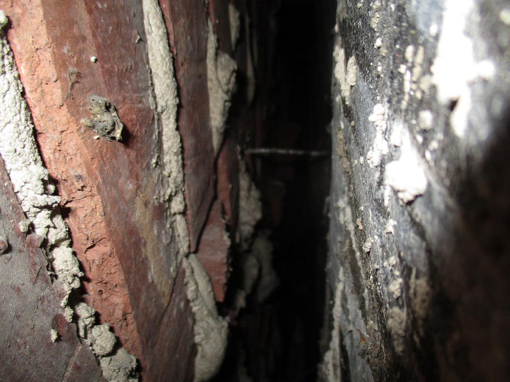 zweischaliges Mauerwerk Innenaufnahme vor der Einblasdämmung