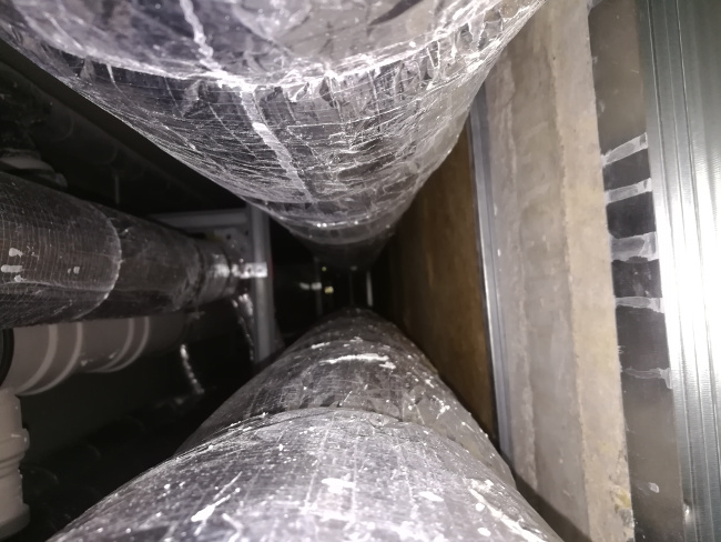 ungedämmter Schacht mit Rohren