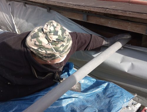 Kaltdach dämmen per Einblasdämmung. Der ungedämmte Hohlraum wird mit loser Steinwolle verfüllt.