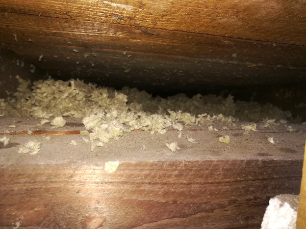 Per Einblasdämmung wurde das Flachdach gedämmt