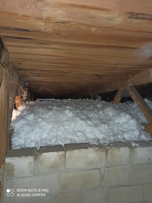 Lose Dämmflocken senken den Energieverbrauch beim Obstbauern